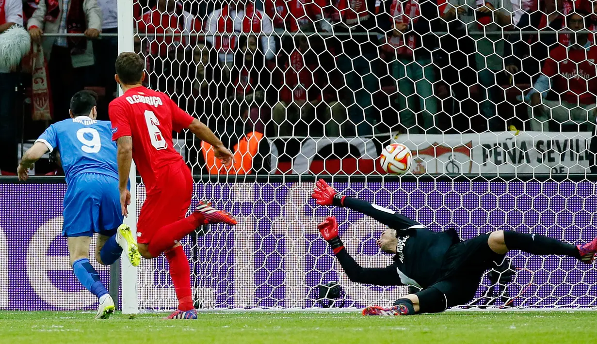 Kiper Sevilla, Sergio Rico gagal menghalau tendangan penyerang Dnipro, Nikola Kalinic pada final Europa League Sevilla di Stadion Narodowy, Polandia, Kamis (28/5/2015). Sevilla menang 3-2 atas Dnipro Dnipropetrovsk.  (Reuters/Stefan Wermuth)