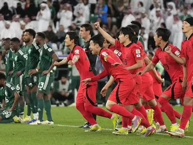 Laga dramatis harus dilalui Korea Selatan untuk melangkah ke babak perempatfinal Piala Asia 2023. Menghadapi Arab Saudi di babak 16 besar, Rabu (31/1/2024) dini hari WIB di Education City Stadium, Son Heun-min dkk nyaris tersingkir setelah hingga masa injury time masih tertinggal 0-1 hasil gol Abdullah Radif pada menit ke-46. Korea Selatan baru mampu menyamakan skor 1-1 di pengujung masa injury time pada menit 90+9. Laga pun berlanjut ke babak adu penalti setelah dalam 2x15 menit masa perpanjangan tak ada gol tercipta. Di babak tos-tosan, empat penendang pertama Korea Selatan mampu mencetak gol, sementara dua penendang Arab Saudi gagal. Korea selatan pun menang 4-2 dalam adu penalti. (AP Photo/Thanassis Stavrakis)