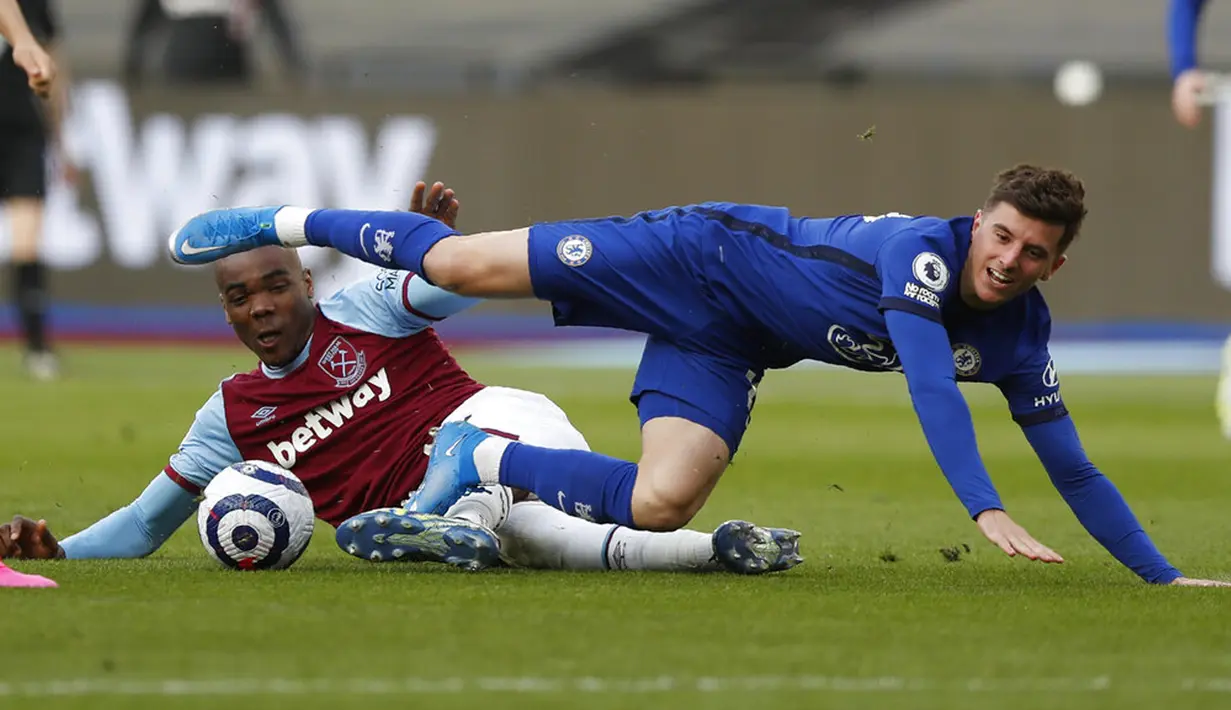 Pemain Chelsea Mason Mount (kiri) berebut bola dengan pemain West Ham United Angelo Ogbonna pada pertandingan Liga Inggris di London Stadium, London, Inggris, Sabtu (24/4/2021). Chelsea menang 1-0. (AP Photo/Alastair Grant, Pool)