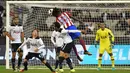 Duel antara pemain Atletico Madrid dan Tottenham Hotspur pada laga International Champions Cup 2016 di Melbourne, Australia, (29/7/2016). (AFP/Paul Crock)