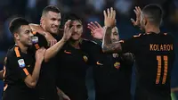 Selebrasi para pemain AS Roma usai Edin Dzeko mencetak gol ke gawang Hellas Verona. (Vincenzo PINTO / AFP)