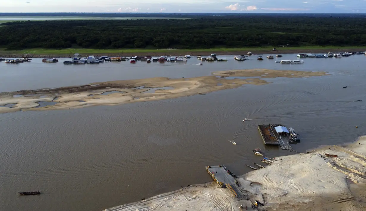 Dermaga kapal berada di tengah lahan yang terkena dampak kekeringan dekat Sungai Solimões, Tefe, Amazonas, Brasil, Rabu (19/10/2022). Menurut Menteri Pertahan Sipil, Edivilson Braga, air sungai di Tefe terus menurun. (AP Photo/Edmar Barros)