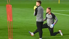 Kiper Barcelona Marc-Andre ter Stegen (kanan) melakukan pemanasan selama sesi latihan di Plzen, Republik Ceko, Senin (31/10/2022). Barcelona akan bertandang ke markas Viktoria Plzen di Doosan Arena pada matchday terakhir Grup C Liga Champions 2022/2023, Rabu 2 November 2022 dini hari WIB. (Photo by Michal Cizek / AFP)