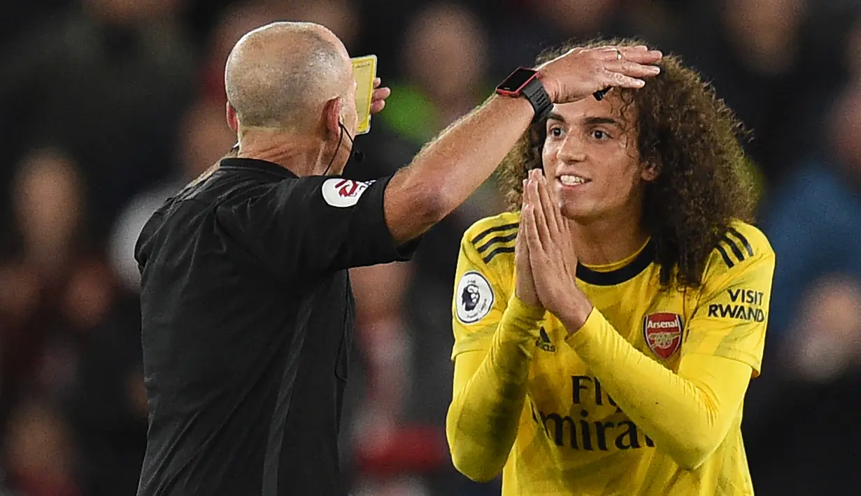 Gelandang Arsenal Matteo Guendouzi (kanan) memohon kepada wasit Mike Dean (kiri) saat menghadapi Arsenal pada pertandingan Liga Inggris di Bramall Lane, Sheffield, Inggris, Senin (21/10/2019). Sheffield United menang1-0. (Oli SCARFF/AFP)