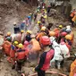 Tim SAR gabungan mengevakuasi jasad korban longsor di Desa Cihanjuang, Kecamatan Cimanggung, Kabupaten Sumedang, Kamis (14/1/2021). (Foto: Dok. Basarnas)