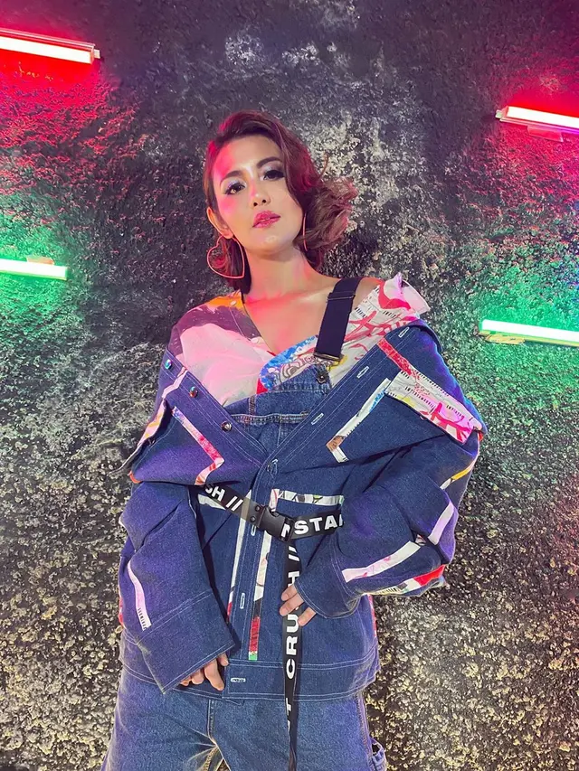 Rilis Single Lagu, Ini 7 Pemotretan Juliana Moechtar yang Curi Perhatian