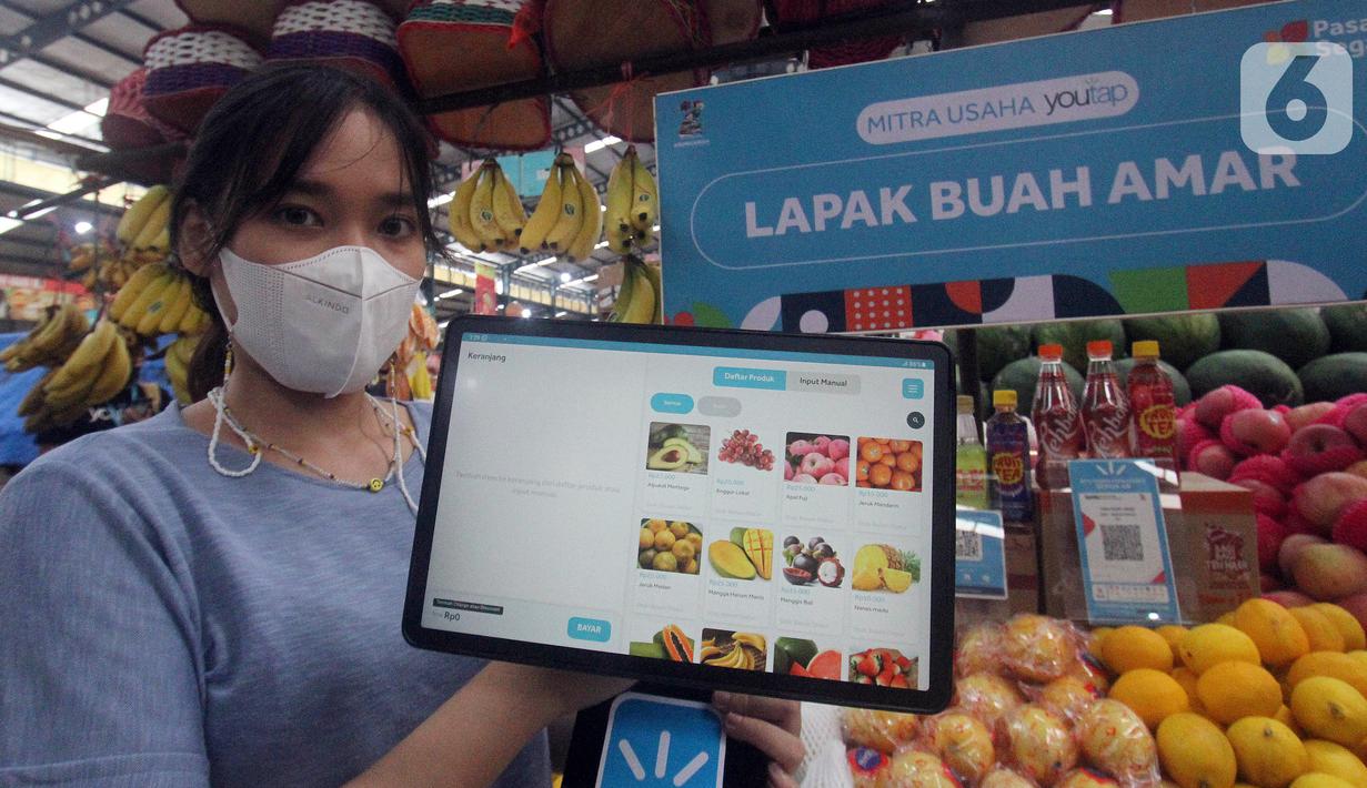 Pelaku usana menunjukan menu lapak buah di aplikasi Youtap di Pasar Segar Bintaro Tangsel (9/3/2022). Penggunaan Youtap melalui Paket Usaha digunakan mulai dari pembayaran cashless, sales report, fitur e-menu, loyalty dan promo, hingga belanja stok. (Liputan6.com/HO/Ading)