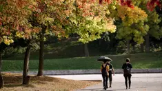 Orang-orang berjalan di dekat Lac-aux-Castors di Mont-Royal di Montreal, Quebec, Kanada, pada tanggal 05 Oktober 2023. (ANDREJ IVANOV/AFP)