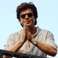 Aktor Bollywood, Shahrukh Khan memberi salam kepada para fans yang berkumpul dari balkon rumahnya di Mumbai, Kamis (2/11). Bagi warga India, datang ke kediaman SRK pada ulang tahunnya sudah menjadi tradisi penggemar. (Sujit Jaiswal/AFP Photo)
