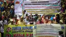 Ribuan pegawai honorer tersebut membawa berbagai spanduk bertuliskan tuntutan kenaikan status dari honorer menjadi PNS, Jakarta, (15/10/14). (Liputan6.com/Faizal Fanani) 