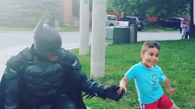 Batman Gadungan Distop Polisi, Bukannya Ditilang Malah Minta Foto