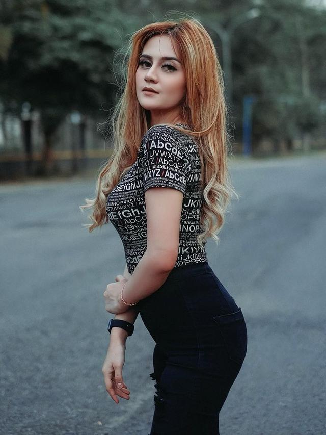 Punya Wajah Blasteran, Ini 7 Pesona Pedangdut Irenne Ghea