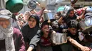 Jutaan orang di Gaza kesulitan mengakses makanan yang cukup meskipun upaya kemanusiaan terus dilakukan. Tampak dalam foto, orang-orang berebut untuk mendapatkan makanan hangat di kamp pengungsi Palestina, Nuseirat, Jalur Gaza Tengah pada Kamis 7 Mei 2026. (Eyad Baba/AFP)