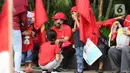 Sejumlah anak terlihat dalam aksi unjuk rasa menolak pengesahan UU Omnibus Law Cipta Kerja di Kawasan Patung Kuda, Jakarta, Jumat (16/10/2020). Meski sudah ada imbauan untuk tidak membawa anak-anak dalam aksi unjuk rasa namun sejumlah orang tua tetap menyertakan. (Liputan6.com/Helmi Fithriansyah)