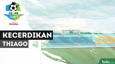 Thiago Furtuoso berhasil mengirimkan umpan mendatar yang membuat bek Persipura lengah.