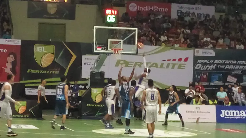 Pelita Jaya membekuk JNE Siliwangi Bandung 77-52 pada seri VII IBL 2017 di GOR UNY, Minggu (12/3/2017). 