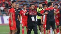 Selebrasi pelatih Indra Sjafri bersama para pemain Timnas Indonesia U-22 setelah berakhirnya laga semifinal cabor sepak bola SEA Games 2023 menghadapi Vietnam di Olympic National Stadium, Phnom Penh, Kamboja, Sabtu (13/5/2023). Timnas Indonesia menang 3-2 dan memastikan lolos ke partai final. (Bola.com/Abdul Aziz)