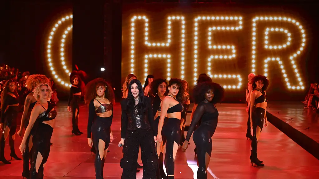 Penyanyi AS Cher tampil selama Victoria's Secret Fashion Show di Duggal Greenhouse di Brooklyn Navy Yard di Brooklyn, New York pada tanggal 15 Oktober 2024. (Dok: ANGELA WEISS / AFP)