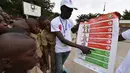 Sejumlah siswa melihat sebuah poster saat kampanye pencegahan virus Ebola di SMA Santa Theresia de Koummassi, Abidjan, 15 September 2014. Virus Ebola telah menghancurkan Afrika Barat dan menewaskan lebih dari 2400 orang. (AFP PHOTO/SIA KAMBOU)