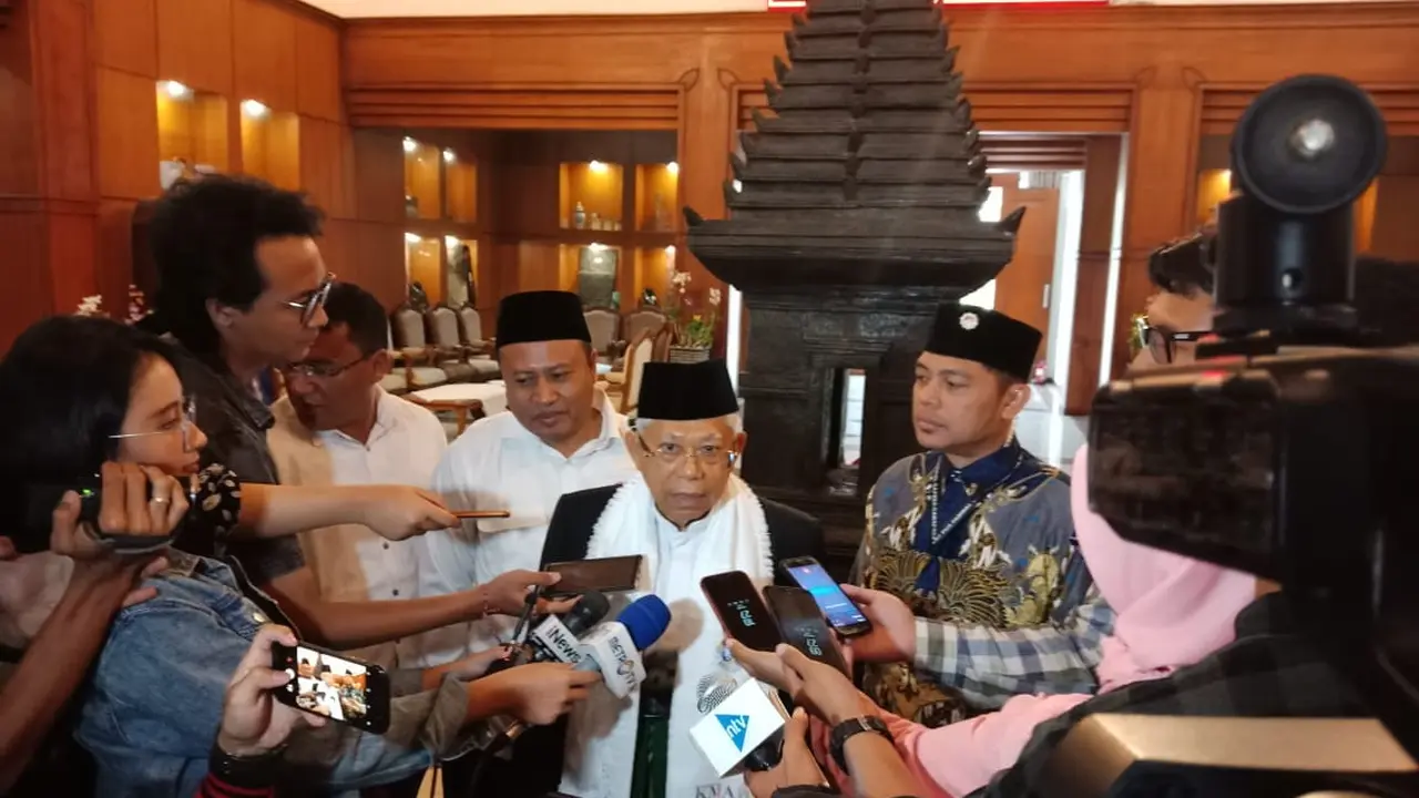 Ma'ruf Amin di ruang VVIP Bandara Juanda, Sidoarjo