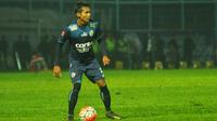 Pemain Arema Cronus, Hendro Siswanto kembali bermain sebagai bek kanan saat menang atas Persija Jakarta 1-0, Minggu (19/6/2016). (Bola.com/Iwan Setiawan)