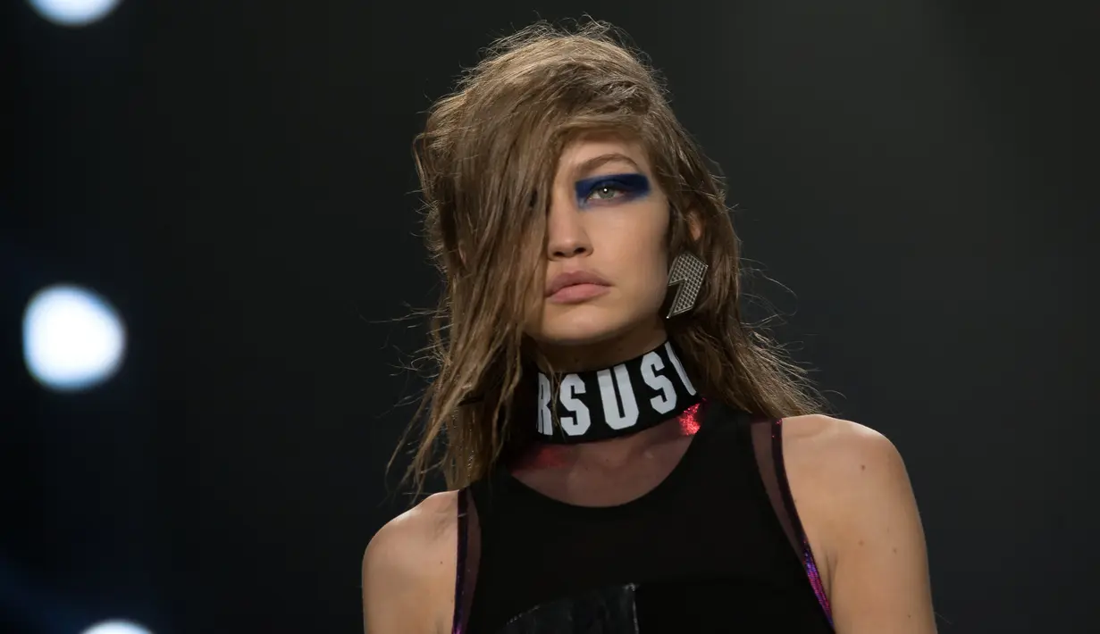  Supermodel Gigi Hadid saat mengenakan busana brand Versus Versace di atas panggung London Fashion Week di Inggris, (18/2). Gigi Hadid tampil mempesona dengan gaya urakannya. (AFP PHOTO / Daniel LEAL-OLIVAS)