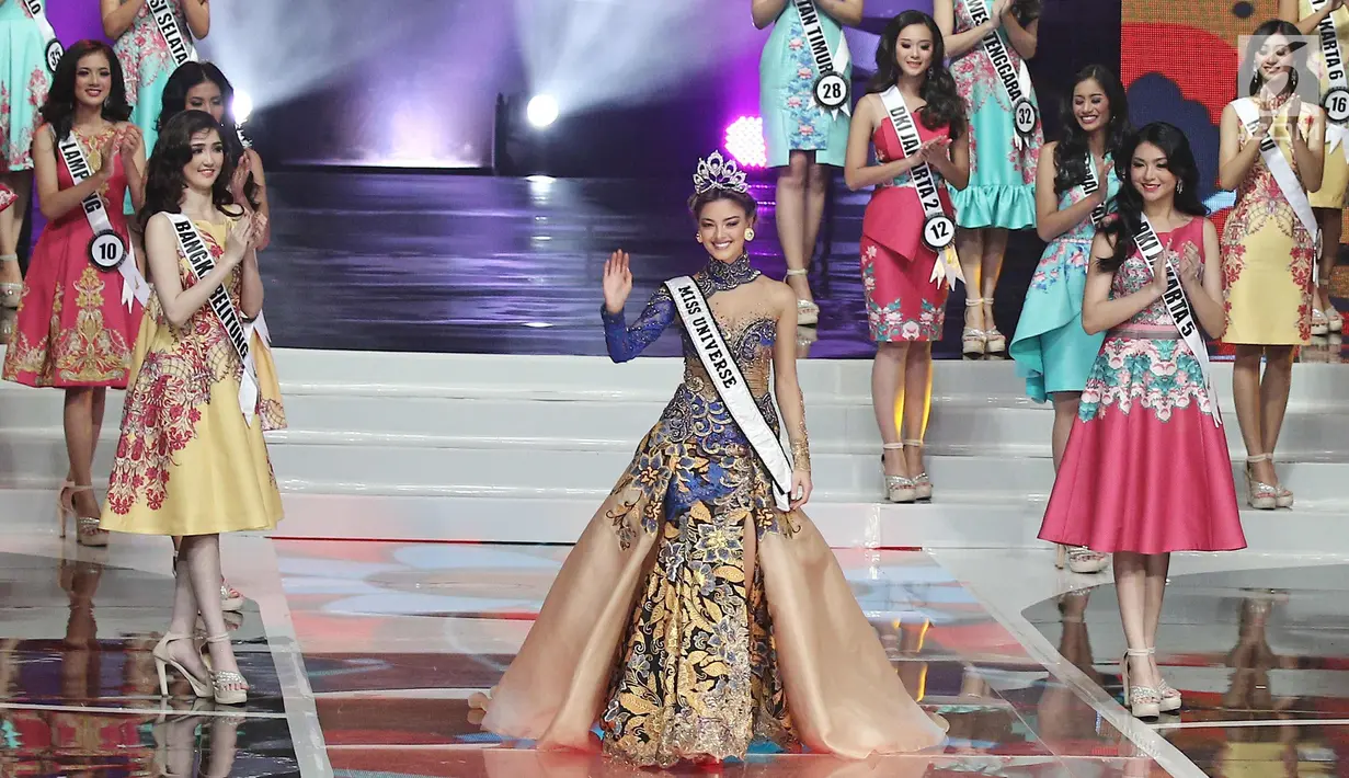 Miss Universe 2017 Demi-Leigh Nel-Peters saat malam puncak pemilihan Puteri Indonesia 2018, Jakarta, Jumat (9/3). Selain Demi Leigh turut hadir Miss International 2017, Kevin Lilliana dan Miss Supranational 2017, Jenny Kim. (Liputan6.com/Herman Zakharia)