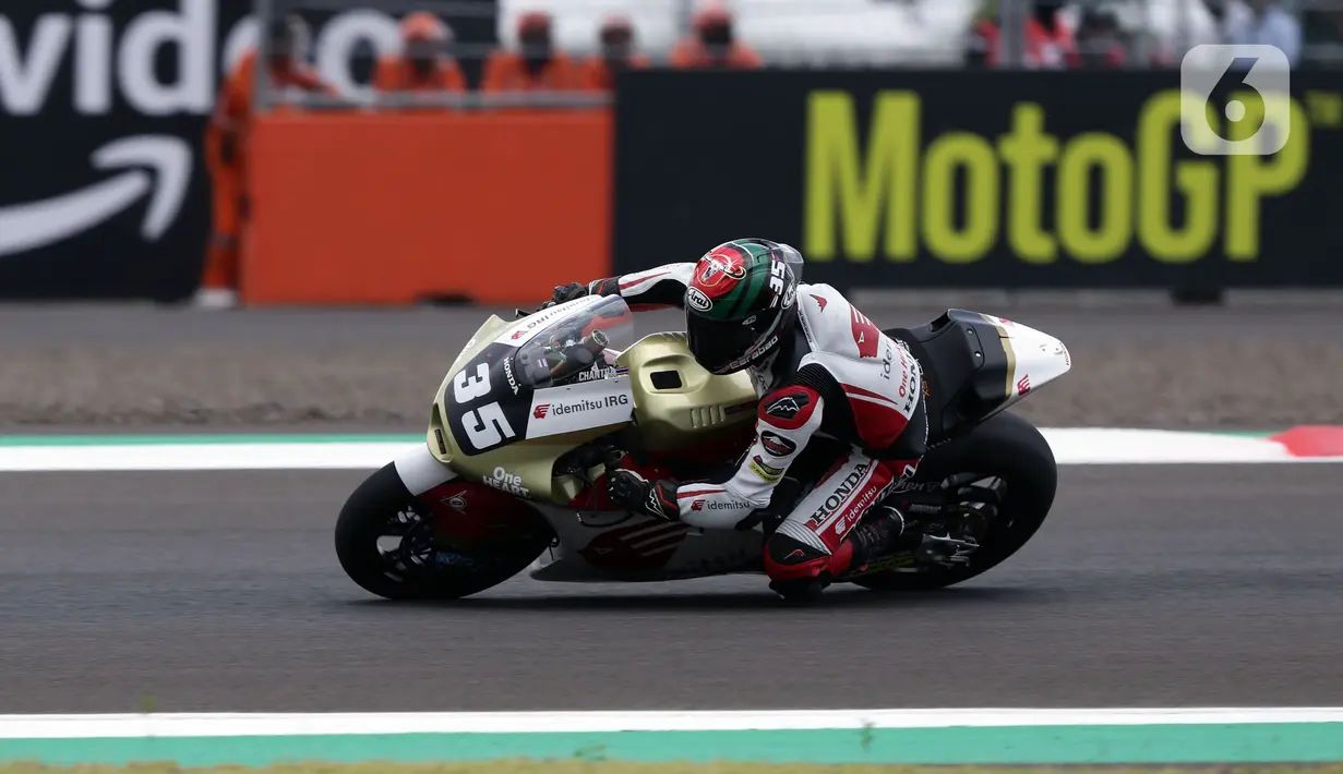 Pembalap Idemitsu Honda Team Asia, Somkiat Chantra saat berlomba di ajang Moto2 GP Mandalika di Pertamina Mandalika International Street Sirkuit, Nusa Tenggara Barat, Minggu (20/3/2022). Somkiat Chantra menempati podium utama ajang Moto2 GP Mandalika. (Liputan6.com/Helmi Fithriansyah)