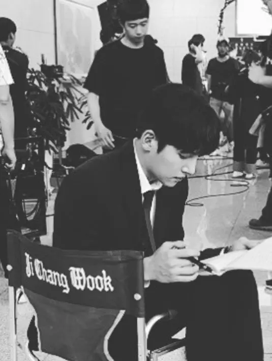 Menurut Ji Chang Wook, kegiatan wajib militer menjadi tolak ukur baginya terhadap sebuah proses kedewasaan bagi seorang pria. Ia pun bercerita soal dirinya saat berada dalam usia 20 tahun. (Instagram/jichangwook)