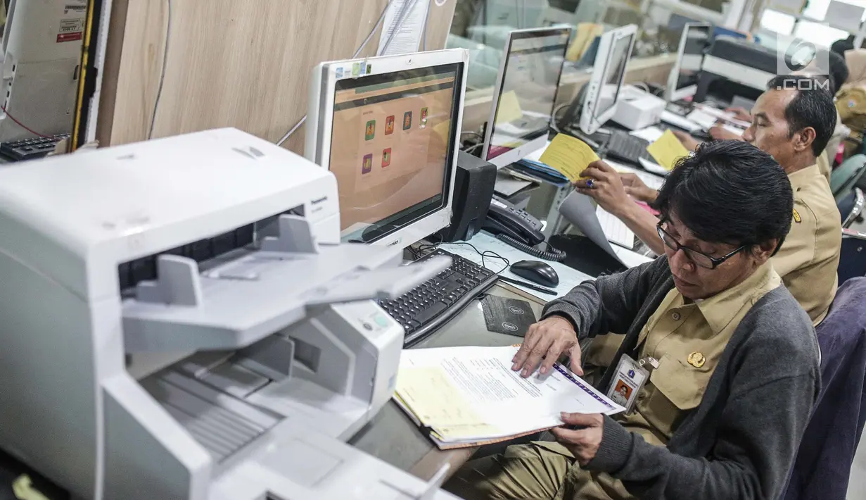Sejumlah Pegawai Negeri Sipil (PNS) Pemprov DKI Jakarta melakukan tugas dinasnya di Balaikota, Jakarta, Senin (10/6/2019). PNS kembali berdinas di masing-masing instansinya pada hari pertama kerja usai libur nasional dan cuti bersama Hari Raya Idul Fitri 1440 H. (Liputan6.com/Faizal Fanani)