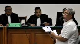 Mantan Ketua MK, Akil Mochtar, menjadi saksi dalam sidang dengan terdakwa Muhtar Ependy serta Wali Kota Palembang Romi Herton dan istrinya Masyitoh, Jakarta, Kamis (15/1/2015). (Liputan6.com/Miftahul Hayat)