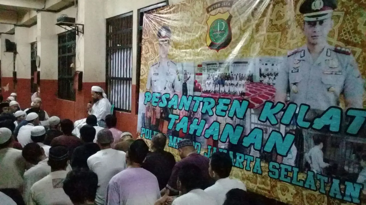 Kapolres Metro Jakarta Selatan Kombes Mardiaz Kusin menyelenggarakan Pesantren Kilat untuk tahanan Polres yang beragama Islam.