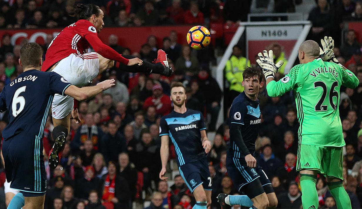 Aksi memikat Zlatan Ibrahimovic yang terbang saat melawan Middlesbrough di Old Trafford, 31 Desember 2016.  (EPA/Nigel Roddis)