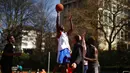 Orang-orang bermain bola basket di Taman Cinquantenaire, Brussel, Belgia, Senin (29/3/2021). Belgia kembali memberlakukan lockdown ketat sebagai tanggapan atas lonjakan infeksi COVID-19 yang mengkhawatirkan. (AP Photo/Francisco Seco)