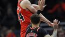 Aksi pemain Chicago Bulls, Lauri Markkanen (24) mengumpan bola saat diadang pemain Miami Heat, Tyler Johnson (8) pada laga NBA basketball game di United Center, Chicago, (26/11/2017). Miami Heat menang 100-93.  (AP/Paul Beaty)