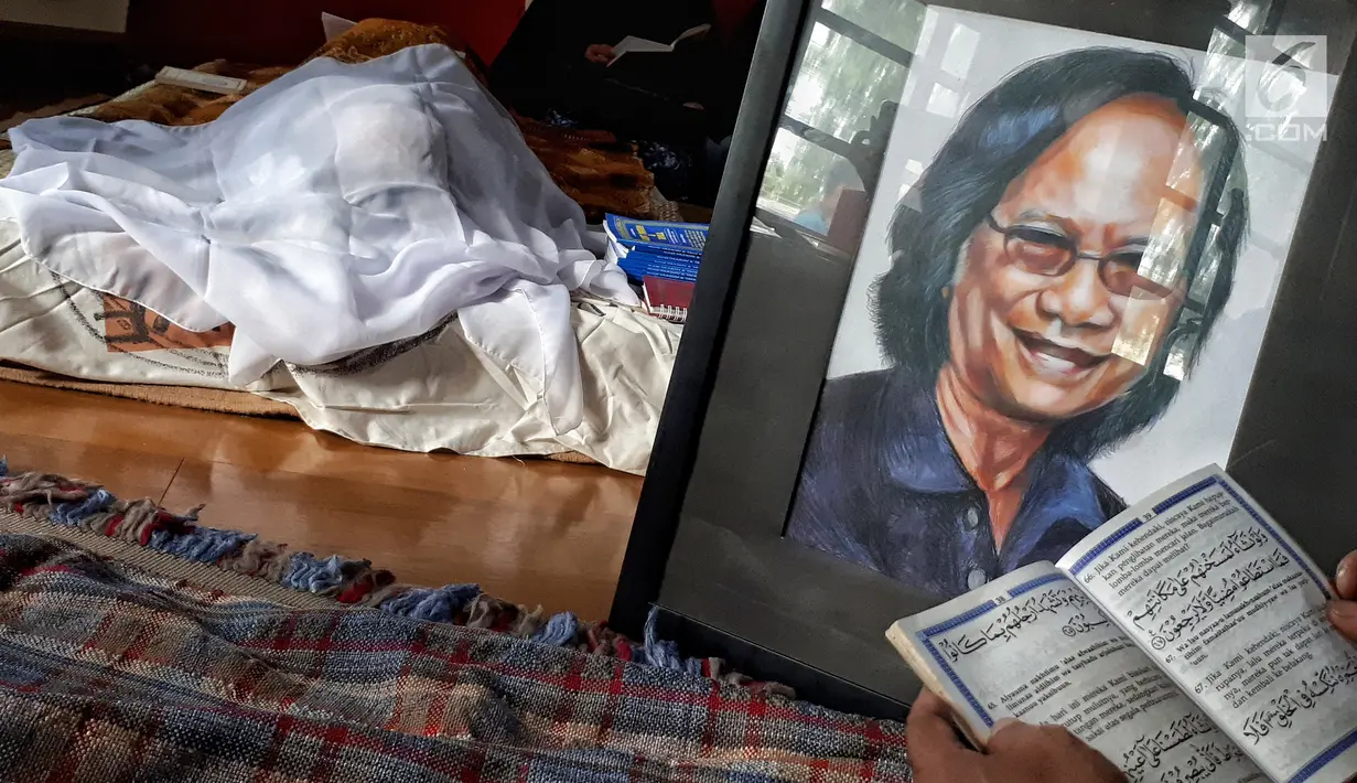 Foto pentolan Koes Plus, Yon Koeswoyo, saat disemayamkan di rumah duka kawasan Pamulang, Tangsel, Jumat (5/1). Yon Koeswoyo merupakan salah satu personel yang mencoba terus mengibarkan nama bandnya hingga akhir hayatnya. (Liputan6.com/Fery Pradolo)