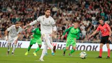 Kapten Real Madrid, Sergio Ramos melakukan tendangan penalti untuk mencetak gol ke gawang Leganes pada pekan ke-11 La Liga 2019-2020 di Santiago Bernabeu,, Rabu (30/10/2019). Real Madrid tanpa ampun menghajar tamunya Leganes, 5-0. (AP/Bernat Armangue)