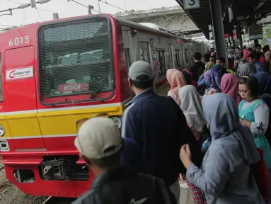 Calon penumpang menunggu keberangkatan KRL Commuter Line Bogor-Jakarta di Stasiun Tanah Abang, Jakarta, Minggu (29/12/2019). PT KCI menambah 28 perjalanan KRL tambahan khusus perayaan pergantian tahun. (Liputan6.com/Faizal Fanani)