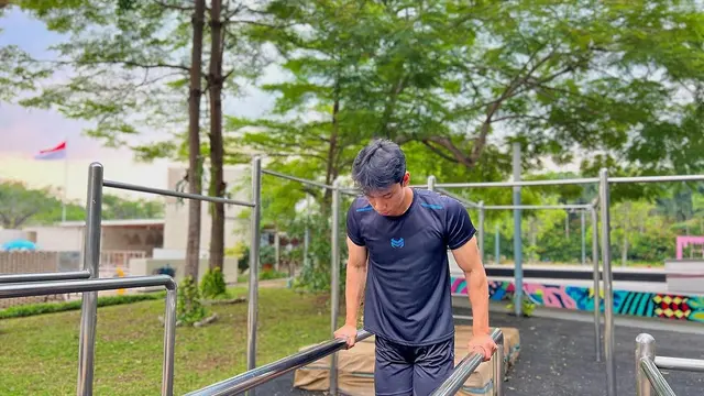 Pengunjung yang berolahraga di Scientia Square Park