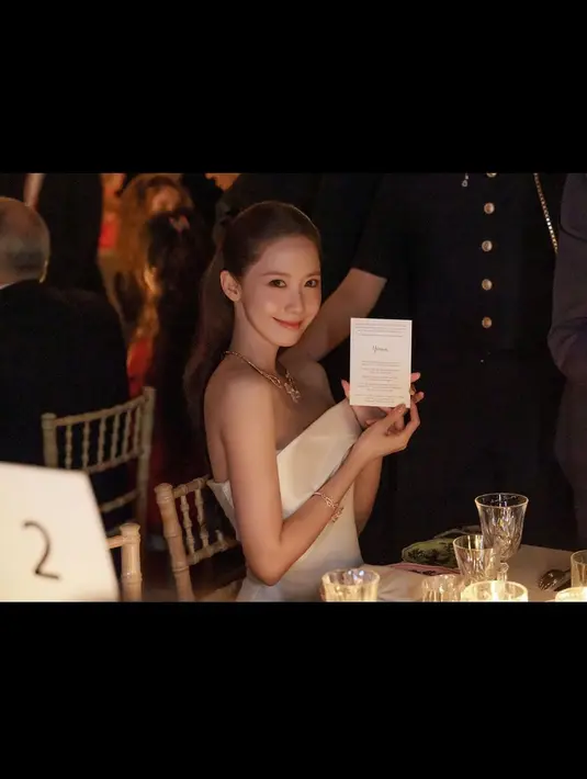 Dress simple berwarna putih dengan aksen di bagian dada ini membalut tubuh YoonA dengan amat baik. [Foto: Instagram/yoona__lim]