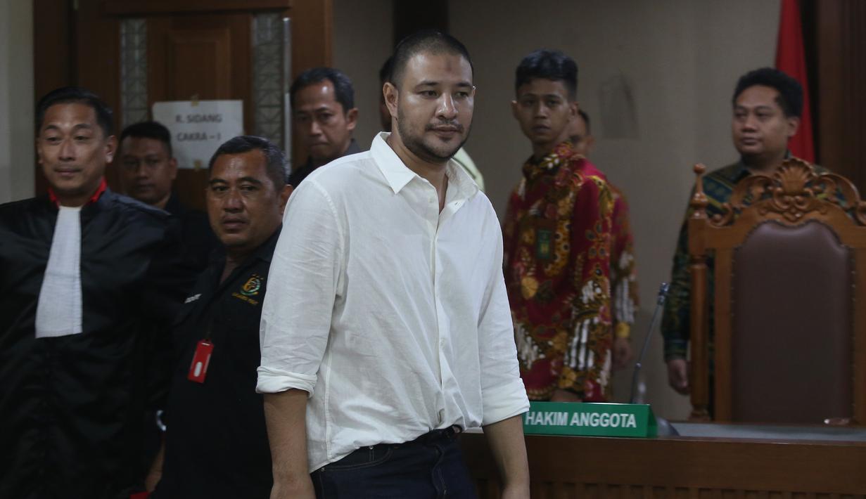 Ini menjadi sidang pertama Ammar Zoni yang dijalani secara tatap muka atau langsung. Tampak dalam foto, Pesohor Muhammad Ammar Akbar alias Ammar Zoni saat dihadirkan secara langsung pada persidangan terkait kasus peredaran narkotika di dalam Lembaga Pemasyarakatan (Lapas) Salemba di Pengadilan Negeri Jakarta Pusat, Kamis (18/12/2025). (merdeka.com/Arie Basuki)