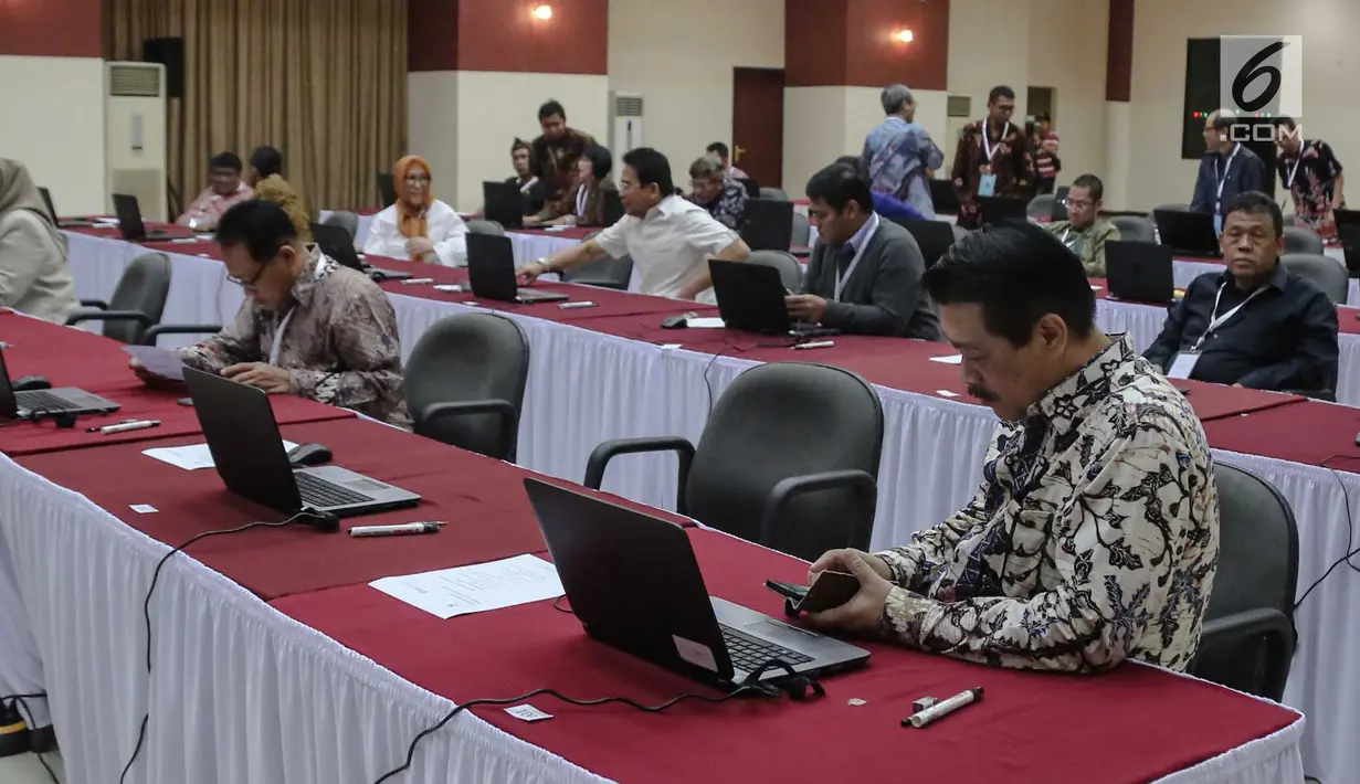 Peserta bersiap mengikuti tes profile assessment seleksi calon pimpinan (capim) KPK di Gedung Lemhanas, Jakarta, Kamis (8/8/2019). Sebanyak 40 orang capim KPK menjalani tes profile assessment selama dua hari yakni 8-9 Agustus 2019. (Liputan6.com/Faizal Fanani)