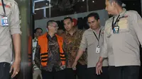 KPK menahan Wakil Ketua Komisi V DPR dari Fraksi PKS Yudi Widiana Adia dalam kasus suap proyek jalan, Rabu (19/7/2017) malam. (Liputan6.com/Helmi Affandi Abdullah)