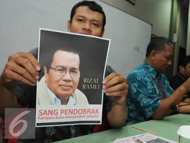 Presiden FSPASI Heri Hermawan menunjukan foto Rizal Ramli saat pernyataan dukungan di Jakarta, Selasa (2/8). Kaum buruh di DKI Jakarta mendorong Rizal Ramli maju dalam pemilihan Gubernur DKI Jakarta 2017. (Liputan6.com/Helmi Afandi)