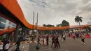 Warga beraktivitas di sekitar Jembatan Penyeberangan Orang (JPO) di Jalan Tegar Beriman, Cibinong, Kabupaten Bogor, Jawa Barat, Minggu (14/6/2026). (Kapanlagi.com/Budy Santoso)