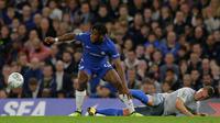 Pemain Chelsea, Michy Batshuayi merebut bola dari pemain Everton, Phil Jagielka pada babak keempat Piala Liga Inggris di Stamford Bridge, Kamis (26/10). The Blues –julukan Chelsea- sukses mengalahkan Wayne Rooney dan kawan-kawan, 2-1. (AP/Alastair Grant)
