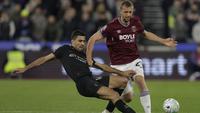 Gelandang Manchester City, Rodri, berupaya merebut bola dari kaki pemain West Ham United, Tomas Soucek, pada laga pekan ke-30 Premier League di London Stadium, Minggu (15/03/2026) dini hari WIB. Sayangnya, Rodri gagal membawa Man City meraih kemenangan, setelah hanya mampu bermain imbang 1-1. (AFP/Ian Kington)