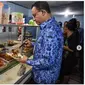 Sebelum Pandemi Corona Covid-19, Anies Baswedan Suka Makan di Warteg. (dok.Instagram @aniesbaswedan/https://www.instagram.com/p/B2NYYFOABV4/Henry)