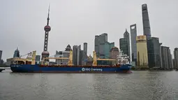 Kapal berlayar di sepanjang Sungai Huangpu di distrik Pudong yang dikunci sebagai tindakan pencegahan Covid-19, di Shanghai (28/3/2022). Bagian timur kota yang terdiri dari sekitar 11 juta penduduk di lockdown  selama empat hari. (AFP/Hector Retamal)