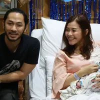Saat ini kebahagiaan sedang meliputi Uki NOAH. Lantaran sang istri, Metha Yunatria baru saja melahirkan anak ketiga melalui persalinan caesar di RSIA Family di Pluit, Jakarta Utara pada Kamis (8/3/2018) malam. (Deki Prayoga/Bintang.com)